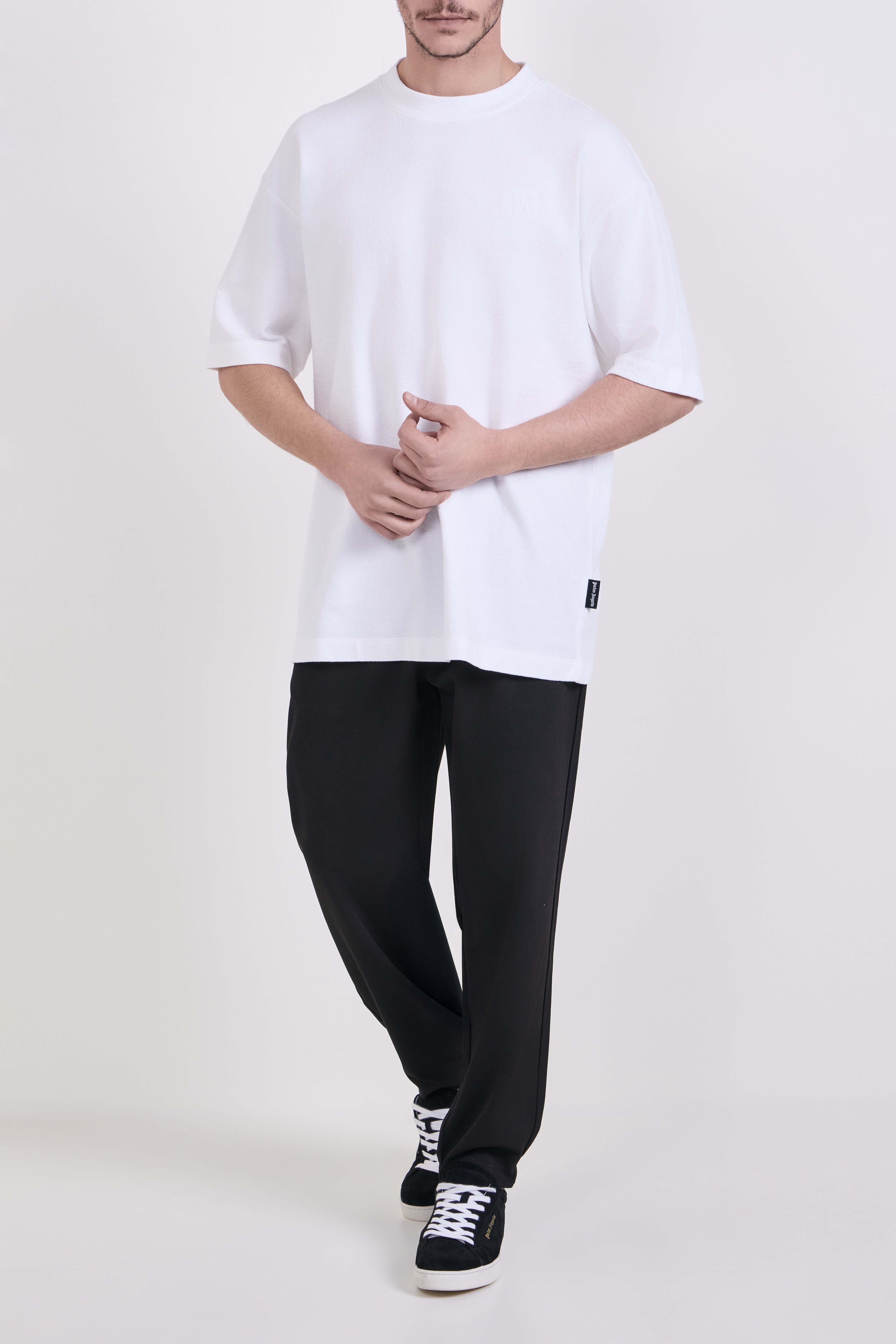 תמונת כל הלוק של חולצת טי אוברסייז